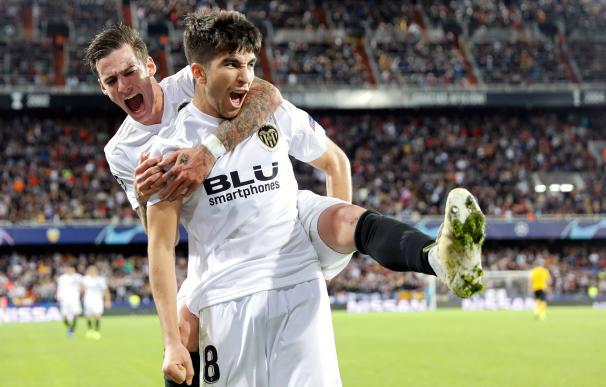 Santi Mina y Carlos Soler celebran el tercer gol de los valencianistas.