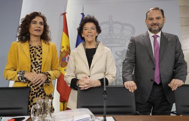 Maria Jesus Montero, Isabel Celaá y José Luis Ábalos durante la rueda de prensa posterior al Consejo de Ministros / EFE