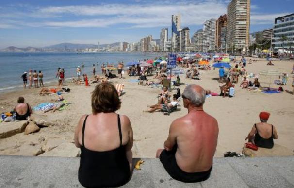 Una pareja de jubilados disfrutan del sol y las altas temperaturas en la playa de Levante en Benidorm, en Alicante. EFE