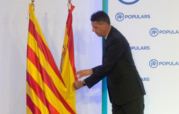 Xavier García Albiol recoloca las banderas durante el congreso extraordinario del PPC en Sitges (Barcelona). EFE/Quique García