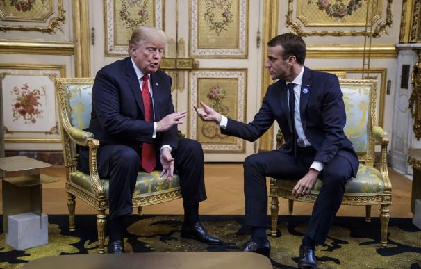 El presidente francés Emmanuel Macron y el presidente de los Estados Unidos, Donald J. Trump se reúnen antes de la ceremonia del Centenario del Armisticio. (EFE/EPA/CHRISTOPHE PETIT)