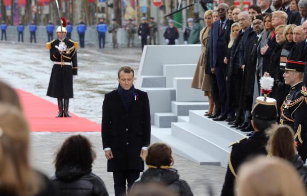 El presidente francés Emmanuel Macron presenta sus respetos ante la Tumba del Soldado Desconocido (EFE/EPA/LUDOVIC MARIN)