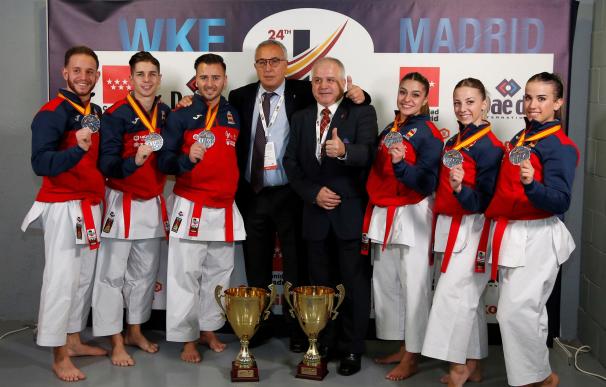 Alejandro Blanco, presidente del COE, posa con los medallistas españoles del Mundial de kárate.