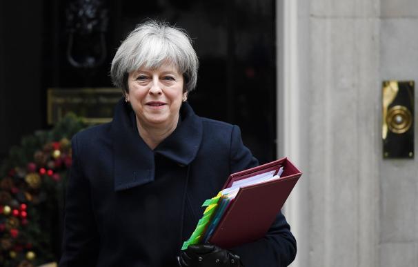 La primera ministra británica, Theresa May, sale del nº 10 de Downing Street de camino al Parlamento (EFE/ Andy Rain)