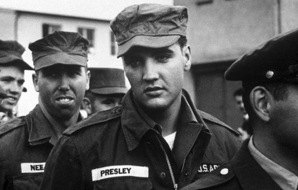 Reclutado en 1958, Elvis Presley sirvió dos años en el Ejército de los Estados Unidos.