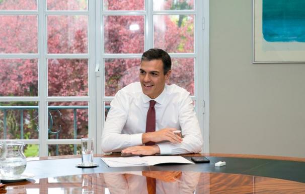 Fotografía del presidente del Gobierno en mangas de camisa / Moncloa