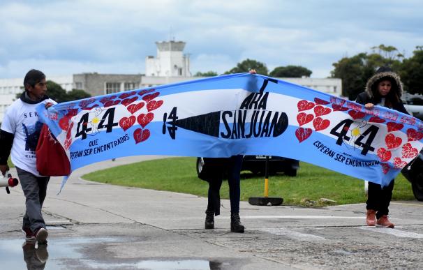 Familiares de los submarinistas del Ara San Juan se concentran en la base naval del Mar del Plata (EFE/ Eduardo López)