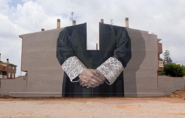 Imagen cedida por la organización del festival urbano de Vila-real con el gran mural del juez togado hecho por una de las artistas participantes. EFE