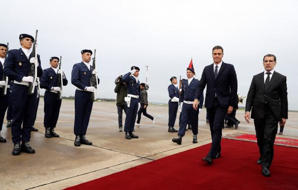 Pedro Sánchez a su llegada a Marruecos junto al primer ministro marroquí, Saadedín Al Othmani.