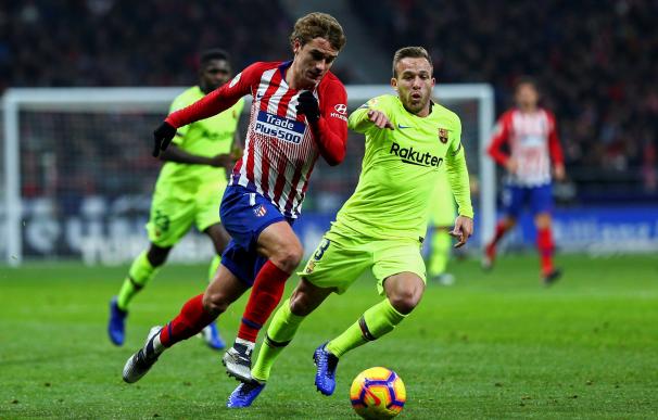 El delantero del Atlético de Madrid Griezmann (i) trata de escapar de Arthur, del FC Barcelona (EFE)