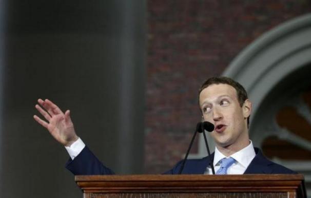 Mark Zuckerberk, CEO y fundador de Facebook, en un discurso ante los graduados de la Universidad de Harvad (Lisa Hornak/EFE)