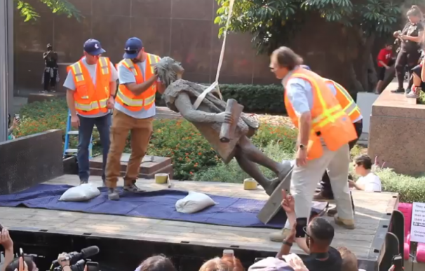 La retirada de la estatua de Colón en Los Ángeles