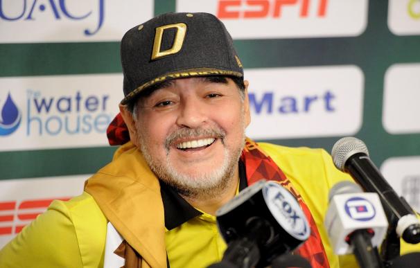 El técnico argentino de Dorados de Sinaloa, Diego Armando Maradona habla este sábado 24 de noviembre de 2018 (EFE)