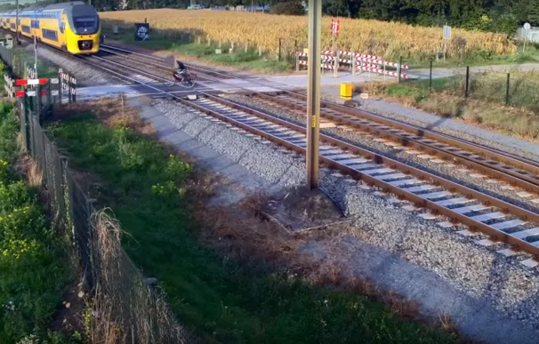 El ciclista aceleró en el último minuto para evitar ser arrollado por un tren