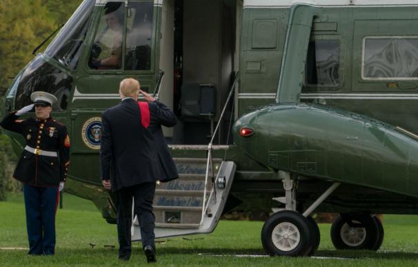 Donald J. Trump camina hacia Marine One en el jardín sur de la Casa Blanca en Washington, DC (Efe)