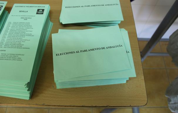Sobres y papeletas en una mesa para las elecciones al Parlamento de Andalucía