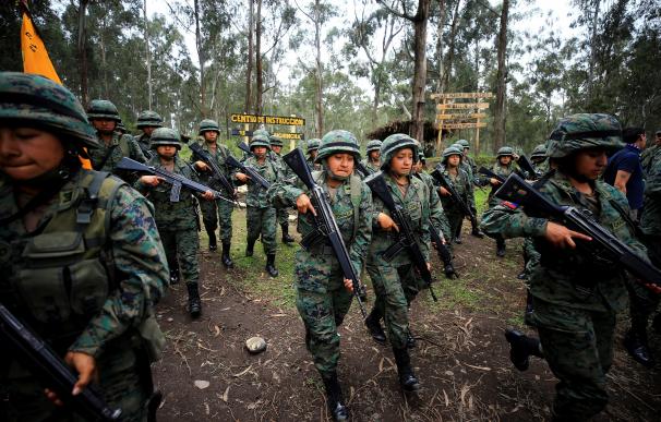 Fotografía del 15 de noviembre de 2018, de varias reclutas del Ejército ecuatoriano, en Machachi (Ecuador). EFE/José Jácome