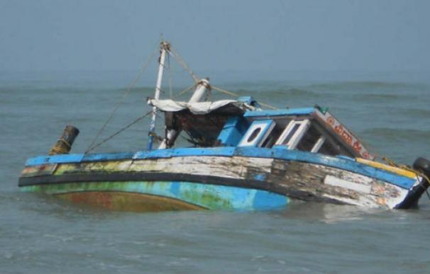 Imagen ilustrativa de una embarcación hundida en el río Níger
