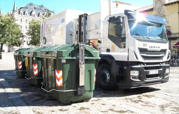 Ayuntamiento de León adquiere un camión de carga lateral y 256 contenedores de basura por valor de más de 400.000 euros