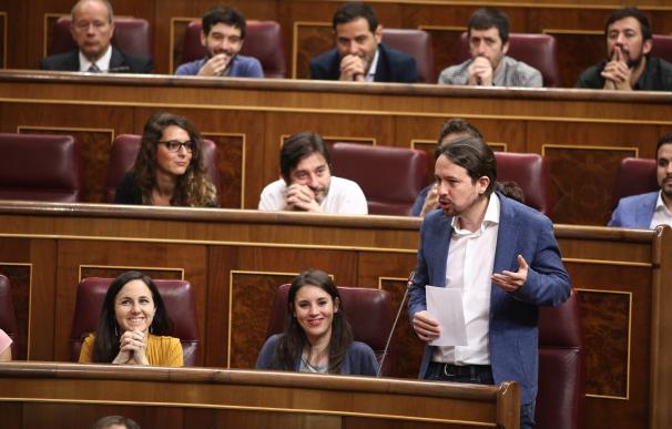 Pablo Iglesias y diputados de Unidos Podemos, en la sesión de control