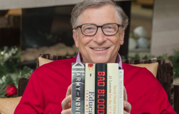 Fotografía de Bill Gates con sus nuevas recomendaciones literarias.