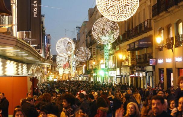 Compras de Navidad en la calle Preciados (Madrid).