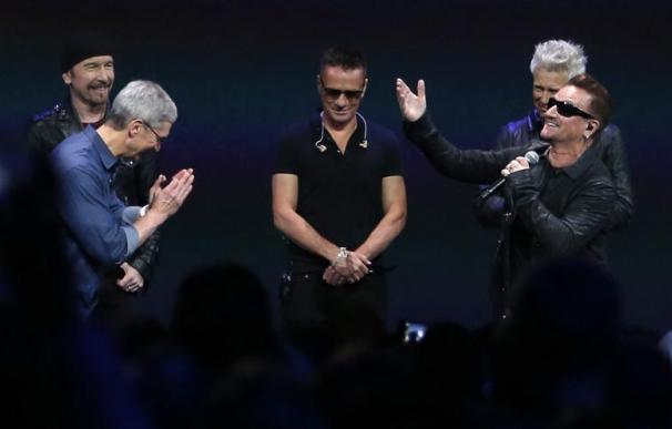 Los miembros de la banda U2 con el consejero delegado de Apple, Tim Cook. EFE/MONICA DAVEY