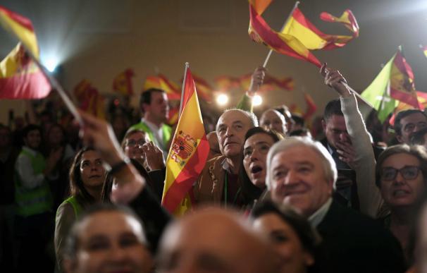 Militantes y simpatizantes de Vox celebran los resultados en las elecciones andaluzas en un hotel de Sevilla. EFE/Rafa Alcaide
