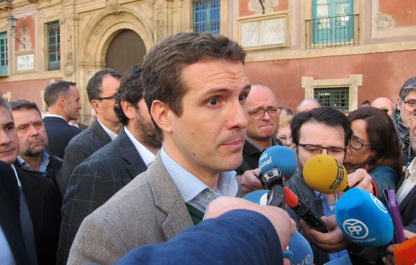 Pablo Casado con periodistas en Murcia