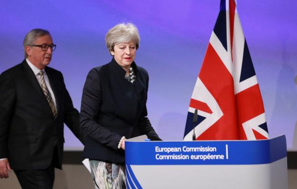 La primera ministra británica, Theresa May (i), y el presidente de la Comisión Europea, Jean Claude Juncker el pasado 4 de diciembre / Efe