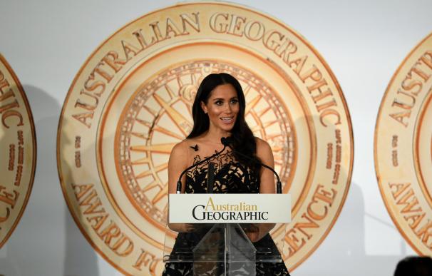 Meghan, duquesa de Sussex, pronuncia su discurso durante la ceremonia de entrega de los premios de la Australian Geographic Society de Sídney. EFE