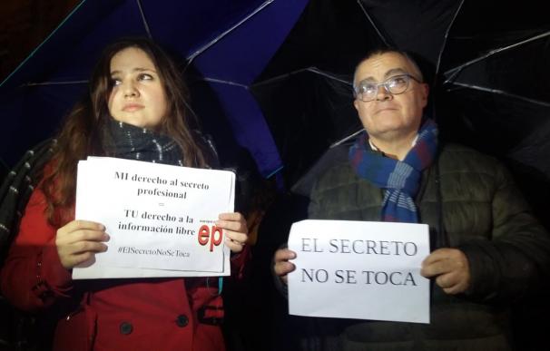 Periodistas de EP y Diario de Mallorca en la concentración por la libertad prens