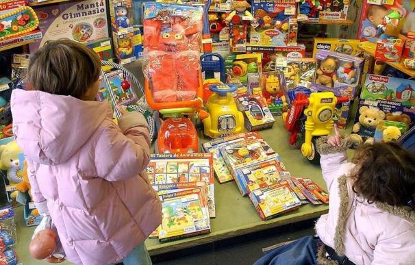 Dos niñas observan un escaparate lleno de juguetes, en una imagen de archivo. EFE