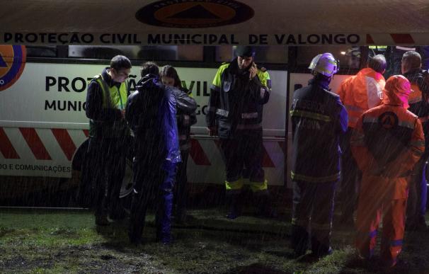 Operarios de Protección Civil en el puesto de mando tras el accidente del helicóptero de emergencia sanitaria esta madrugada en el norte de Portugal (EFE/JOSÉ COELHO)