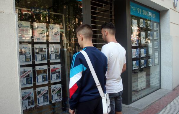 Dos jóvenes buscan piso para alquilar en Madrid.