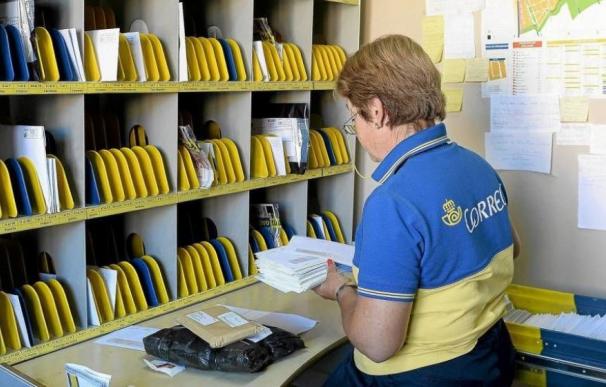 Foto: Una trabajadora de Correos clasifica las cartas. (EFE)