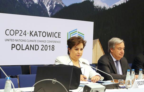 El secretario general de la ONU, Antonio Guterres (d), y la secretaria ejecutiva de la ONU para el Cambio Climático, Patricia Espinosa (i), asiste a la cumbre del clima (COP24) de Katowice (Polonia)