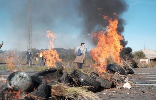 Los CDR queman neumáticos en la AP-7 a su paso por L'Ampolla (Tarragona)