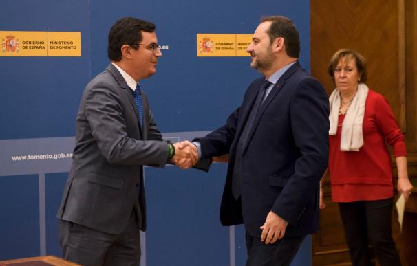 El ministro de Fomento, José Luis Ábalos y el vicepresidente canario, Pablo Rodriguez, tras la firma del nuevo Convenio de Carreteras (Foto: Fomento)