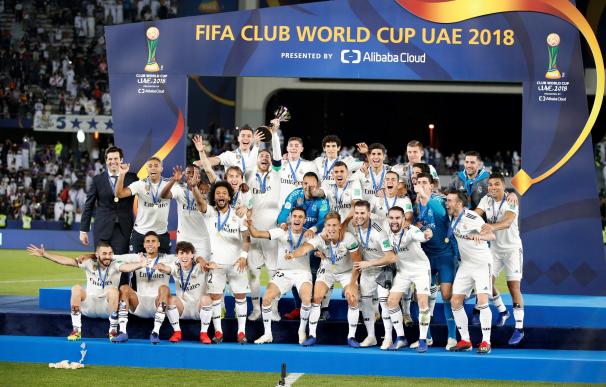 Los jugadores del Real Madrid CF celebran con el trofeo de la Copa Mundial de Clubes de la FIFA 2018 después de ganar el último partido contra el Al Ain FC en Abu Dhabi, Emiratos Árabes Unidos, 22 de diciembre de 2018. EFE/ALI HAIDER