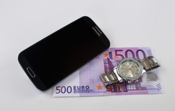 Fotografía de un móvil con un billete de 500 euros.