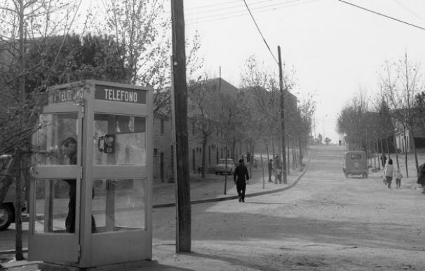 Cabina telefónica en la calle Motril de la madrileña Colonia de San Fermín. Foto: EFE/Fiel/ct