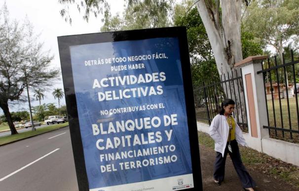 Fotografía del 22 de junio de 2017 de un cartel que promueve la lucha contra el blanqueo de capitales y financiación del terrorismo en Ciudad de Panamá (Panamá). EFE/Alejandro Bolívar (Alejandro Bolívar / EFE)
