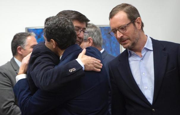 Juanma Moreno y Juan Marín se abrazan al inicio de la reunión PP-Cs
