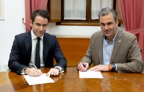 García Egea y Ortega Smith firman un acuerdo sobre la Mesa del Parlamento andalu