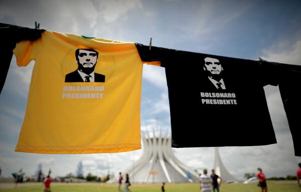Venta de camisetas con la imagen del presidente electo de Brasil, Jair Bolsonaro, en la Explanada de los Ministerios, en Brasilia (EFE/Fernando Bizerra Jr).