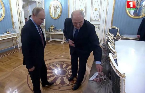 Lukashenko enseña los sacos a su homólogo ruso