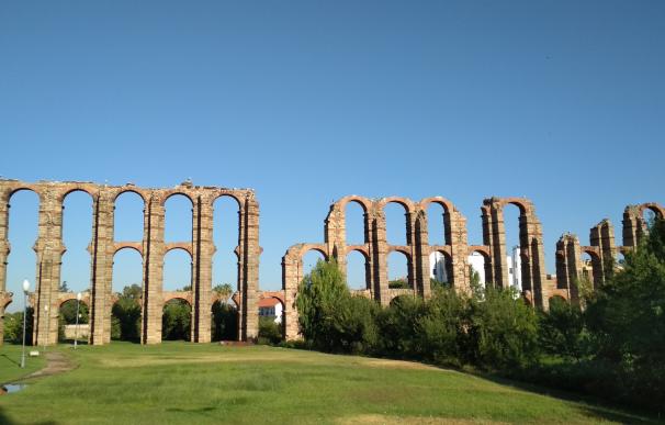 Acueducto de los Milagros de Mérida en un día con cielos despejados