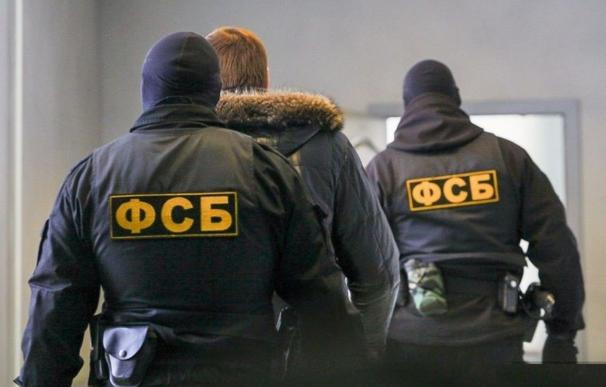 Imagen de archivo de agentes del FSB durante el traslado de un detenido (NTV.ru)