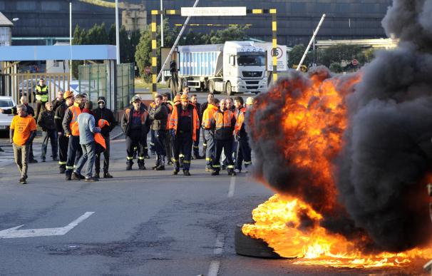 Los trabajadores de Alcoa queman neumáticos horas antes de iniciar la huelga